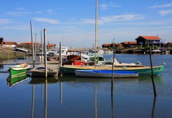 T2 vue port balcon parking proche centre has Balcony rooms