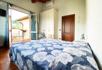 la madonnina allows 18 year olds to book a room