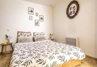 Appartement dans le centre historique allows 18 year olds to book a room