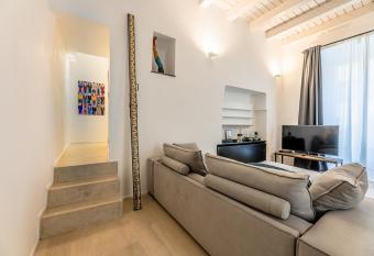 My Luxury Suites - Executive allows 18 year olds to book a room