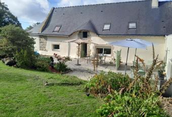 Les loges de yoff has Balcony rooms