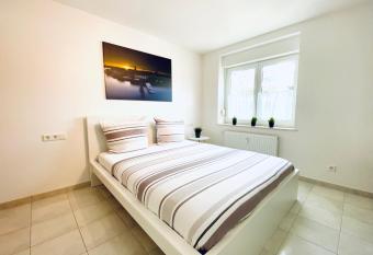 Auszeit Apartment BODENSEE mit 4 Schlafzimmern, 600 m Luftlinie bis zum Bodenseeufer, in unmittelbarer N  he des Bodenseeradwegs, sch  ne Sonnenterrasse, schnelles Internet, f  r bis zu 5 Personen allows 18 year olds to book a room