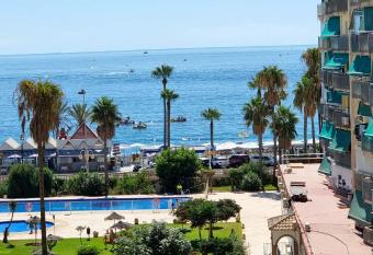 Maite Vacances , luminoso estudio junto al mar allows 18 year olds to book a room