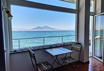 LA CASA SULL    ACQUA allows 18 year olds to book a room