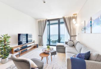 Elegant 2 BR Apt with spectacular views in the Address has rooms with a private hot tub