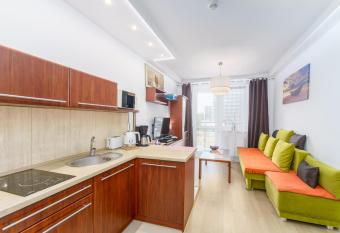 Apartament w Diva Spa 250m do pla  y has rooms with a private hot tub