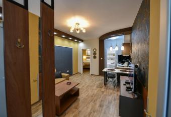 APARTMAN DOLAR has rooms with a private hot tub