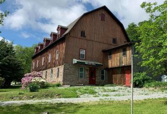 Baneberry Meadows B&B has rooms with a private hot tub