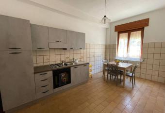 Amplio e luminoso appartamento nel cuore di Le Castella has Balcony rooms