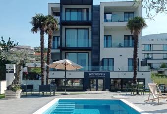 Beach Hotel Bo  ikovina 2 allows 18 year olds to book a room