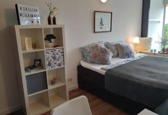 Fr  ulein Clara - Steinhude allows 18 year olds to book a room