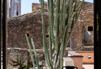 Casa Panitteri allows 18 year olds to book a room