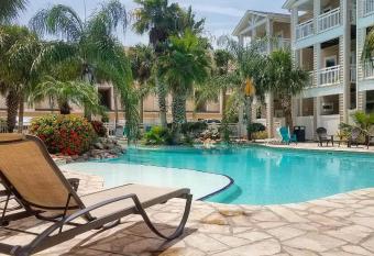 Luxurious Townhome Overlooking Tropical Pool has Balcony rooms