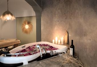 Liman Hotel G  m  sl  k - Adult Only allows 18 year olds to book a room