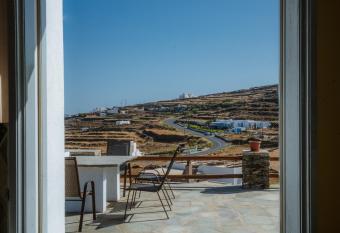   rato house Faros Sifnos has Balcony rooms