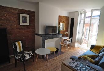 STUDIO BRICK AND WOOD - HYPERCENTRE - TV - WIFI allows 18 year olds to book a room