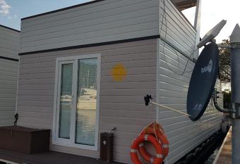 Floating Sea House SON  EK has rooms with a private hot tub