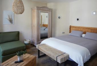 G  te ou Chambres - Au Gr  s du march   allows 18 year olds to book a room