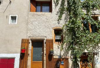 Petite maison de vacances en C  vennes allows 18 year olds to book a room