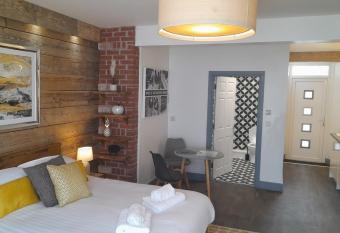 Sandy Toes Accommodation allows 18 year olds to book a room