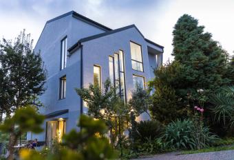 TJ GARDENS has Balcony rooms