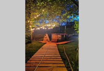 Gite Brouffe : Prunelliers has rooms with a private hot tub