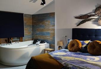 El nido de la Jaboner  a has rooms with a private hot tub