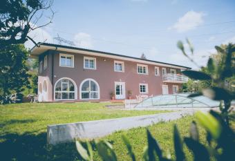 Al gattosaggio allows 18 year olds to book a room