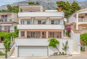 Apartmani Grmoja has Balcony rooms