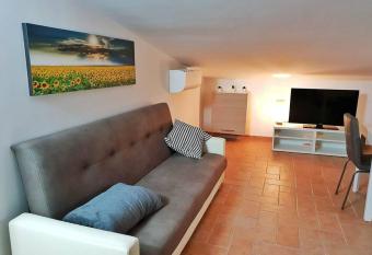 Moonlight attic/mansarda has rooms with a private hot tub