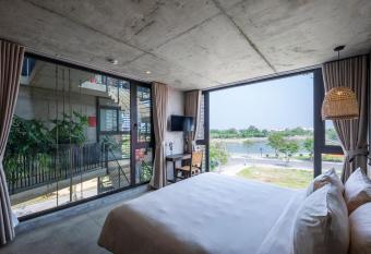 Thalia Boutique Hotel Hoian has rooms with a private hot tub