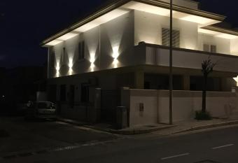 Tom & Ros House has Balcony rooms