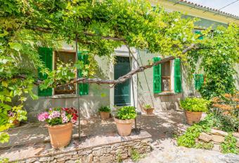 La Bastide des Saveurs has Balcony rooms