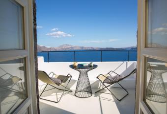 Platis Residence Villa has rooms with a private hot tub