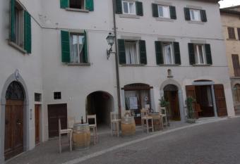 Locanda Guelfo has Balcony rooms