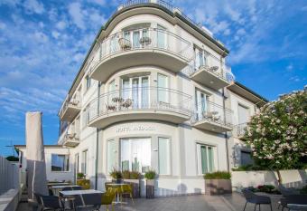 Hotel Medusa allows 18 year olds to book a room