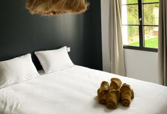 Les Jardins des Brandes has Balcony rooms