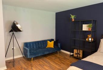 Riverside Townhouse, Only 20 Minutes from Brighton and Worthing allows 18 year olds to book a room