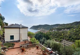 Casa Laigueglia has Smoking/Balcony rooms