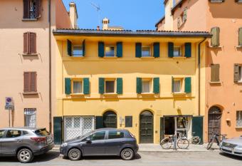 Frassinago Suites-BolognaRooms has Balcony rooms