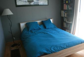 Chambre avec acc  s piscine int  rieure has Balcony rooms