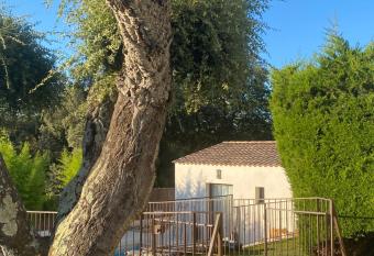 Le Cabanon de Val has Balcony rooms