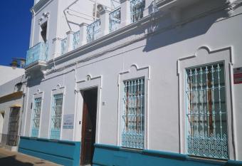 HOSTAL LA CRUZ 1872 allows 18 year olds to book a room