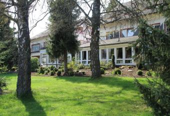 Hotel am Kurpark allows 18 year olds to book a room