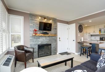 Blue Mountain Studio Oasis has rooms with a private hot tub