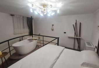 Bujtina Gjyshi Ilo has rooms with a private hot tub