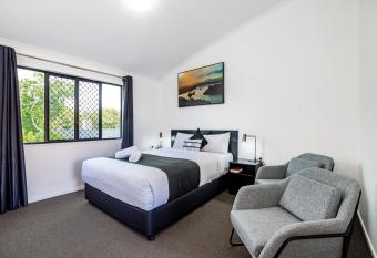 CQ Motel Gladstone allows 18 year olds to book a room
