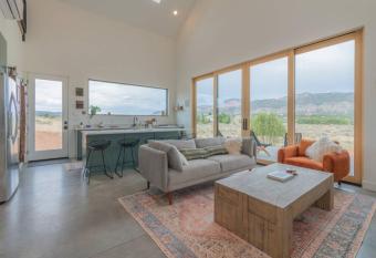 GORGEOUS Southern Utah Escape near Kolob Canyon, Zion, & Recreation has Balcony rooms