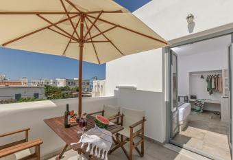 Venetian Suites II has Balcony rooms