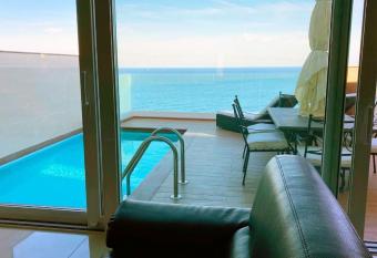 Qui si sana Sliema sea front has Balcony rooms